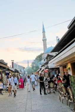 Saraybosna, Bosna-Hersek - 19 Ağustos 2025: Bosna-Hersek 'te Günbatımında Cami ile Saraybosna Eski Kent Caddesi Manzarası