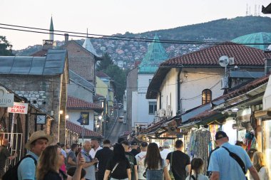 Saraybosna, Bosna-Hersek - 19 Ağustos 2025: Bosna-Hersek 'te Günbatımında Saraybosna Kalabalık Eski Kent Sokak Manzarası