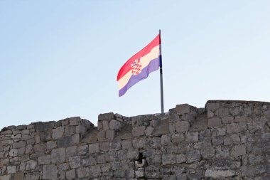 Hvar, Hırvatistan - 22 Ağustos 2025: Hırvatistan 'da Ortaçağ Kale Duvarlı Hırvat Bayrağı