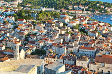 Hvar, Hırvatistan - 22 Ağustos 2025: Hvar Eski Şehir İnsansız Hava Aracı Manzarası, Hırvatistan