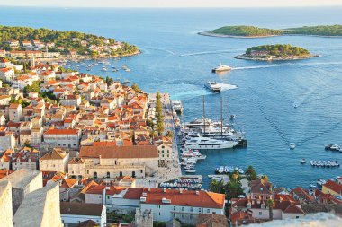 Hvar, Hırvatistan - 22 Ağustos 2025: Hvar Eski Kasaba Ada ve Kentin Hava Sahası, Hırvatistan