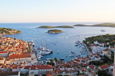 Hvar, Hırvatistan - 22 Ağustos 2025: Hvar Eski Kent Hava Panoraması
