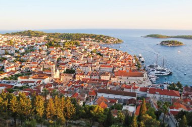 Hvar, Hırvatistan - 22 Ağustos 2025: Hvar Eski Kasabası Güzel Yaz Manzarası