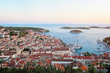 Hvar, Hırvatistan - 22 Ağustos 2025: Hvar Eski Şehir Günbatımı Manzarası