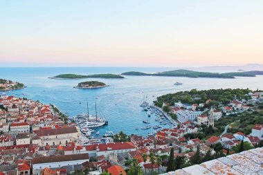 Hvar, Hırvatistan - 22 Ağustos 2025: Hvar Eski Kenti ve Pzekeni Adaları Hava Sahası Doğa ve Yatlarla Günbatımı Manzarası