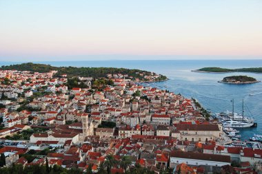 Hvar, Hırvatistan - 22 Ağustos 2025: Hvar Eski Şehir Günbatımı Manzarası