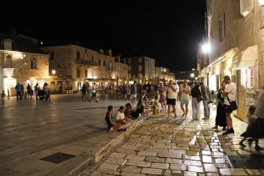 Hvar, Hırvatistan - 22 Ağustos 2025: Hvar Old Town Night Street View with Walking People, Hırvatistan