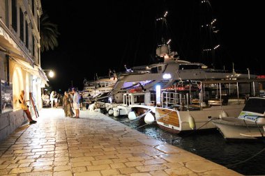 Hvar, Hırvatistan - 22 Ağustos 2025: Yatlarla Hvar Kasabası Akşam Manzarası