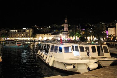 Hvar, Hırvatistan - 22 Ağustos 2025: Hvar Eski Kasabası, Marina ve Güzel Manzara Görüntüsü