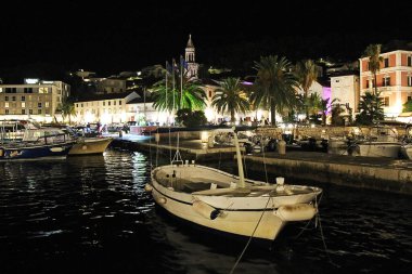 Hvar, Hırvatistan - 22 Ağustos 2025: Güzel Manzaralı Hvar Eski Kasabası