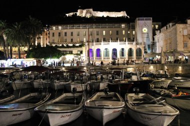 Hvar, Hırvatistan - 22 Ağustos 2025: Hvar Eski Marina Kaleyle Gece Görüşü