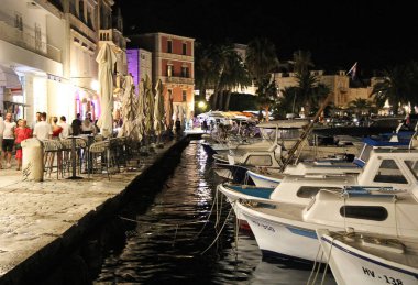 Hvar, Hırvatistan - 22 Ağustos 2025: Gemilerle Hvar Kasabası Akşam Manzarası