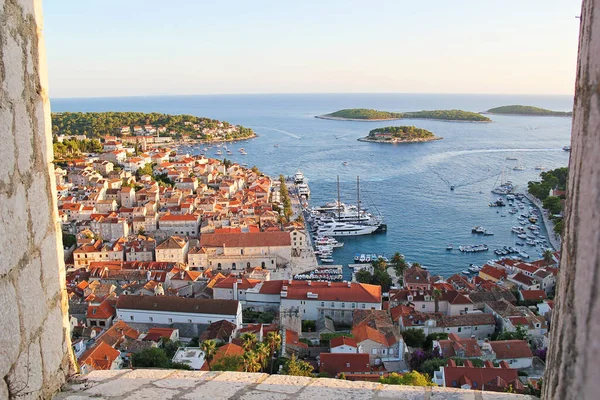 Hvar, Hırvatistan - 22 Ağustos 2025: Hırvatistan 'ın Kasaba Kalesinden Hvar Manzarası