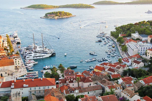 Hvar, Hırvatistan - 22 Ağustos 2025: Adalar, Yatlar ve Kasabalı Hvar Adası Limanı