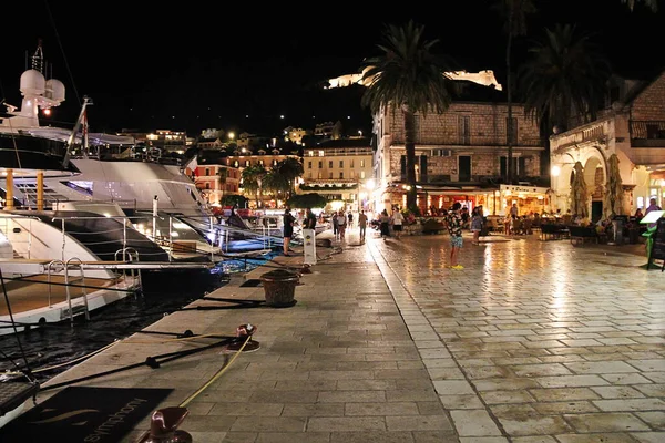Hvar, Hırvatistan - 22 Ağustos 2025: Güzel Hvar Eski Kenti Gece, Hırvatistan