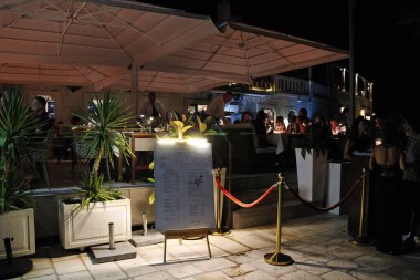 Hvar, Hırvatistan - 22 Ağustos 2025: Hırvatistan 'ın Hvar Eski Kasabasındaki Şık Lüks Restoran Terası