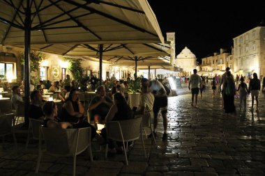 Hvar, Hırvatistan - 22 Ağustos 2025: Hırvatistan 'ın Hvar Adası' ndaki Hvar Eski Kent Restoranı