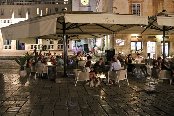 Hvar, Hırvatistan - 22 Ağustos 2025: Hırvatistan 'ın Hvar Adasındaki Hvar Eski Kasabasındaki Zarif Hırvat Bar Terasında Gece Oturanlar
