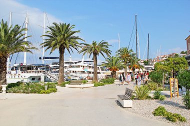 Jelsa, Hırvatistan - 21 Ağustos 2025: Hırvatistan 'ın Hvar Adası' nda Jelsa Deniz Manzarası