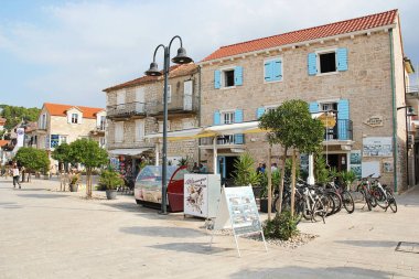 Jelsa, Hırvatistan - 21 Ağustos 2025: Hvar Adası, Dalmaçya, Hırvatistan 'da Jelsa Caddesi Manzarası