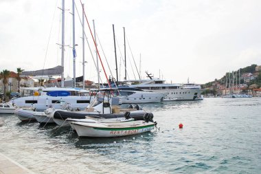 Jelsa, Hırvatistan - 21 Ağustos 2025: Jelsa Şehir Denizcisi, Dalmaçya, Hırvatistan 'da Tekneler, Gemiler ve Yatlar