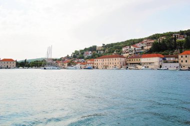 Jelsa, Hırvatistan - 21 Ağustos 2025: Jelsa Town and Bay, Hvar Adası, Hırvatistan