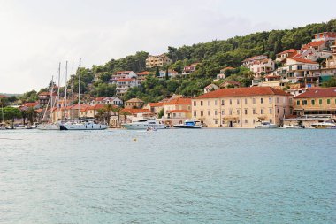 Jelsa, Hırvatistan - 21 Ağustos 2025: Jelsa Town, Hvar Adası Manzarası