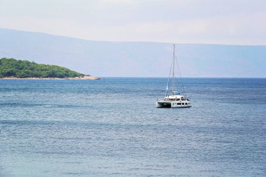 Jelsa, Hırvatistan - 21 Ağustos 2025: Hırvatistan 'ın Hvar Adası' nda Mavi Deniz ile Katamaran