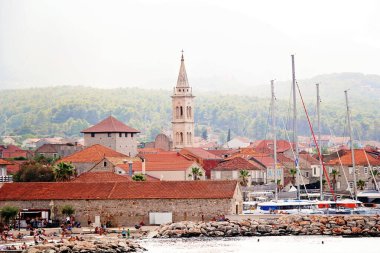 Jelsa, Hırvatistan - 21 Ağustos 2025: Çatılar Manzaralı Jelsa Kasabası, Hvar Güzel Manzara Panoraması