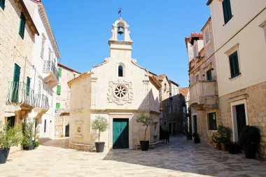 Jelsa, Hırvatistan 23 Ağustos 2025: Jelsa Eski Kent Dar Caddelerindeki Saint Johns Kilisesi