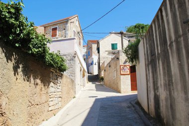 Jelsa, Hırvatistan - 23 Ağustos 2025: Hırvatistan 'ın Hvar Adası' ndaki Jelsa Eski Kent Sokakları