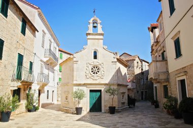 Jelsa, Hırvatistan 23 Ağustos 2025: Saint Johns Kilisesi ile Jelsa Old Town View, Hırvatistan