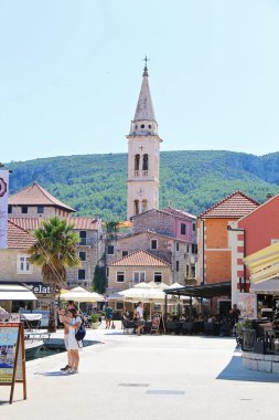 Jelsa, Hırvatistan - 23 Ağustos 2025: Jelsa Eski Kent Yaz Manzarası Kilise Kulesi, Hvar Adası Hırvatistan