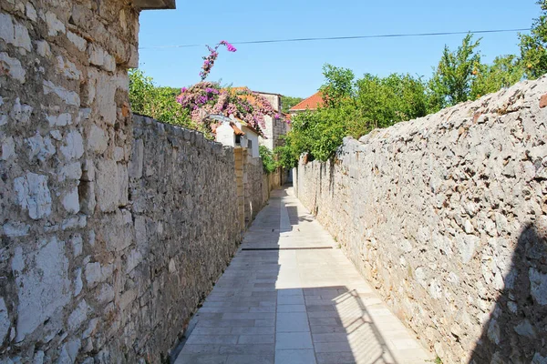 Jelsa, Hırvatistan - 23 Ağustos 2025: Hırvatistan 'ın Hvar Adası' ndaki Jelsa Old Town Narrow Caddesi