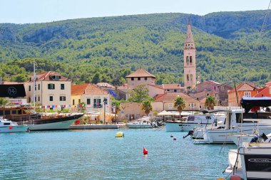 Jelsa, Hırvatistan - 23 Ağustos 2025: Jelsa Eski Kasabası Güzel Yaz Manzarası, Hvar Adası, Hırvatistan