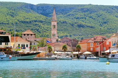 Jelsa, Hırvatistan - 23 Ağustos 2025: Jelsa Eski Kasabası Güzel Peyzaj Manzarası, Hvar Adası, Hırvatistan