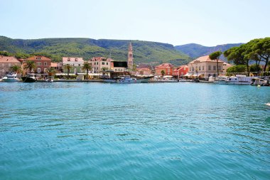 Jelsa, Hırvatistan - 23 Ağustos 2025: Jelsa Mavi Deniz, Hvar Adası, Hırvatistan