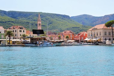 Jelsa, Hırvatistan - 23 Ağustos 2025: Jelsa Peyzaj Görünümü, Hvar Adası, Hırvatistan