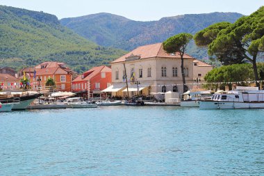 Jelsa, Hırvatistan - 23 Ağustos 2025: Jelsa Eski Şehir Renkli Peyzaj, Hvar Adası, Hırvatistan