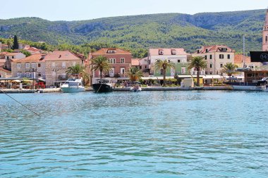 Jelsa, Hırvatistan - 23 Ağustos 2025: Jelsa Peyzaj, Hvar Adası, Hırvatistan Restoranlar, Deniz ve Gemilerle