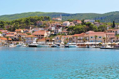 Jelsa, Hırvatistan - 23 Ağustos 2025: Güzel Jelsa Peyzajı, Hvar Adası, Hırvatistan Restoranları, Deniz ve Evleri ile