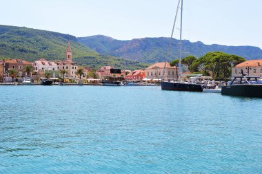 Jelsa, Hırvatistan - 23 Ağustos 2025: Jelsa Panorama View with Sea, Hvar Adası, Hırvatistan
