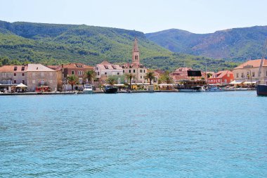 Jelsa, Hırvatistan - 23 Ağustos 2025: Deniz, Hvar Adası ve Hırvatistan ile Yaz Jelsa Peyzaj Manzarası