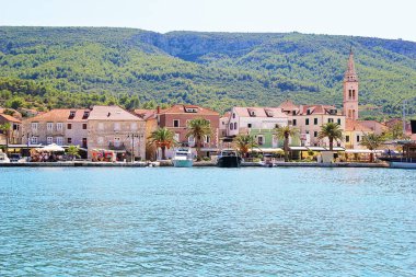 Jelsa, Hırvatistan - 23 Ağustos 2025: Deniz, Hvar Adası ve Hırvatistan ile Jelsa Güzel Manzara
