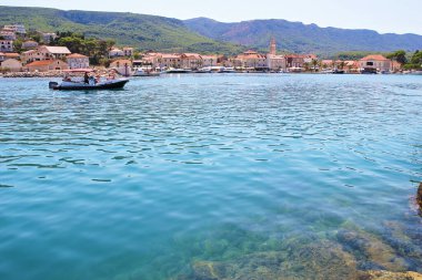 Jelsa, Hırvatistan - 23 Ağustos 2025: Hırvatistan 'ın Hvar Adası' ndaki Jelsa Town 'da teknesi olan deniz