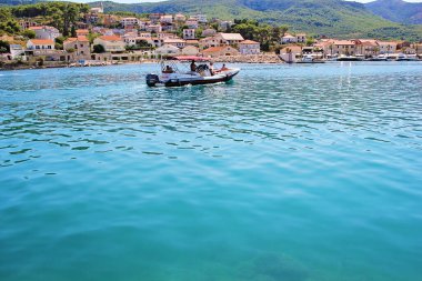 Jelsa, Hırvatistan - 23 Ağustos 2025: Hırvatistan 'ın Hvar Adası' nda Gemi ve Turkuaz Deniz Suyu Yaşam Tarzı Manzaralı Jelsa Kasabası