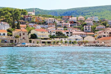 Jelsa, Hırvatistan - 23 Ağustos 2025: Jelsa, Hvar Island View with Beach and Houses, Dalmatia, Hırvatistan