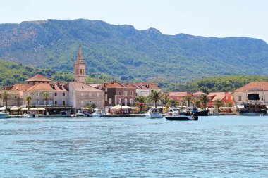 Jelsa, Hırvatistan - 23 Ağustos 2025: Hırvatistan 'ın Hvar Adası' nda Güzel Jelsa Panorama