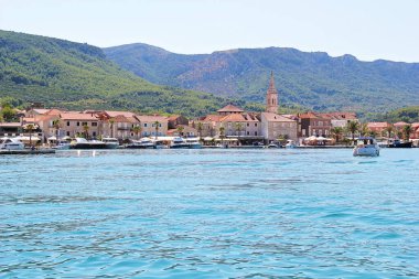 Jelsa, Hırvatistan - 23 Ağustos 2025: Hırvatistan 'ın Hvar Adası' nda Jelsa Panorama