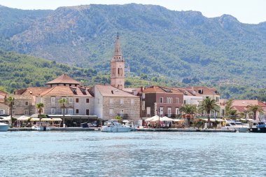 Jelsa, Hırvatistan - 23 Ağustos 2025: Hırvatistan 'ın Hvar Adası' ndaki Jelsa Town Panorama